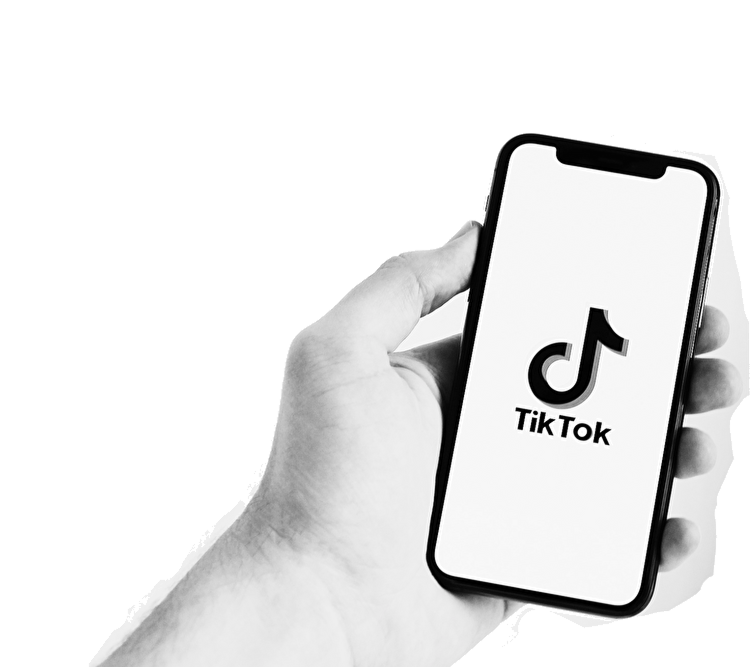 スマートフォンを持った手